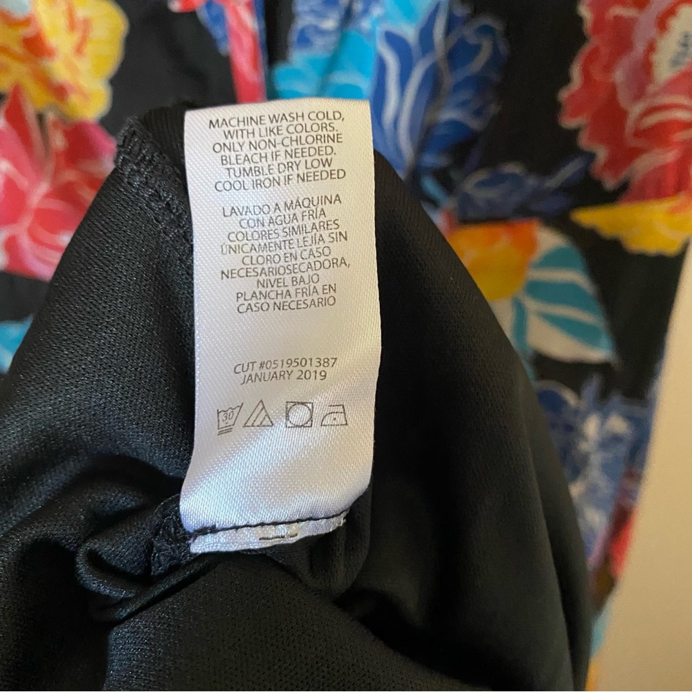 Slate & Willow Short Sleeve Asymmetric Hem Black Floral Dress - Picture 8 of 9